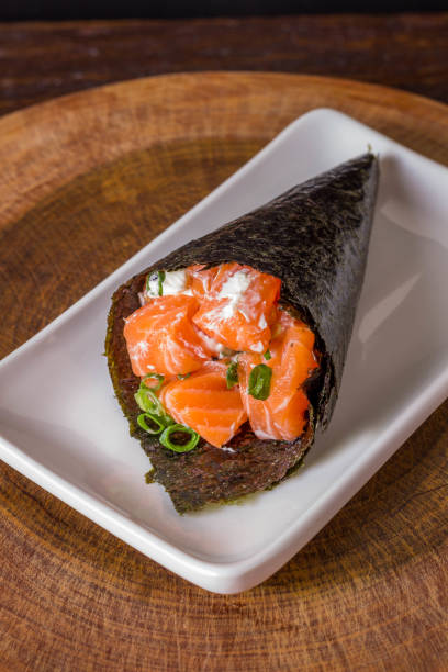 白い皿に白い背景のサーモンテマキ寿司 - temaki food sushi salmon ストックフォトと画像