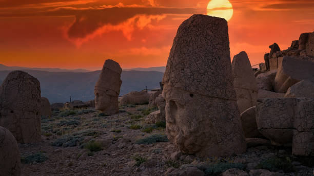 commagene statuen auf dem gipfel des berges nemrut bei sonnenuntergang in adiyaman, türkei - nemrud dagh mountain turkey history stock-fotos und bilder