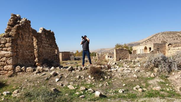 das verlassene syrische dorf killit dereici, in der nähe der stadt savur, im südosten der türkei - killit stock-fotos und bilder