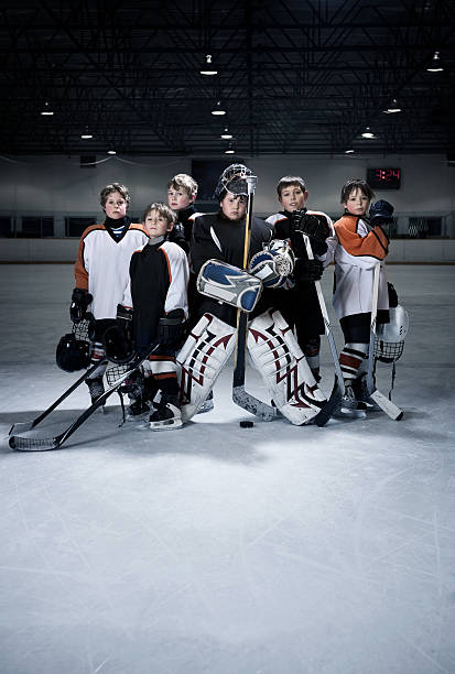 équipe de hockey pour jeunes - ice hockey child childhood little boys photos et images de collection