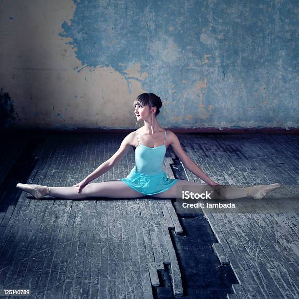 Ballerina Joven De Estiramiento Foto de stock y más banco de imágenes de Actividades y técnicas de relajación - Actividades y técnicas de relajación, Actuación - Espectáculo, Adulto