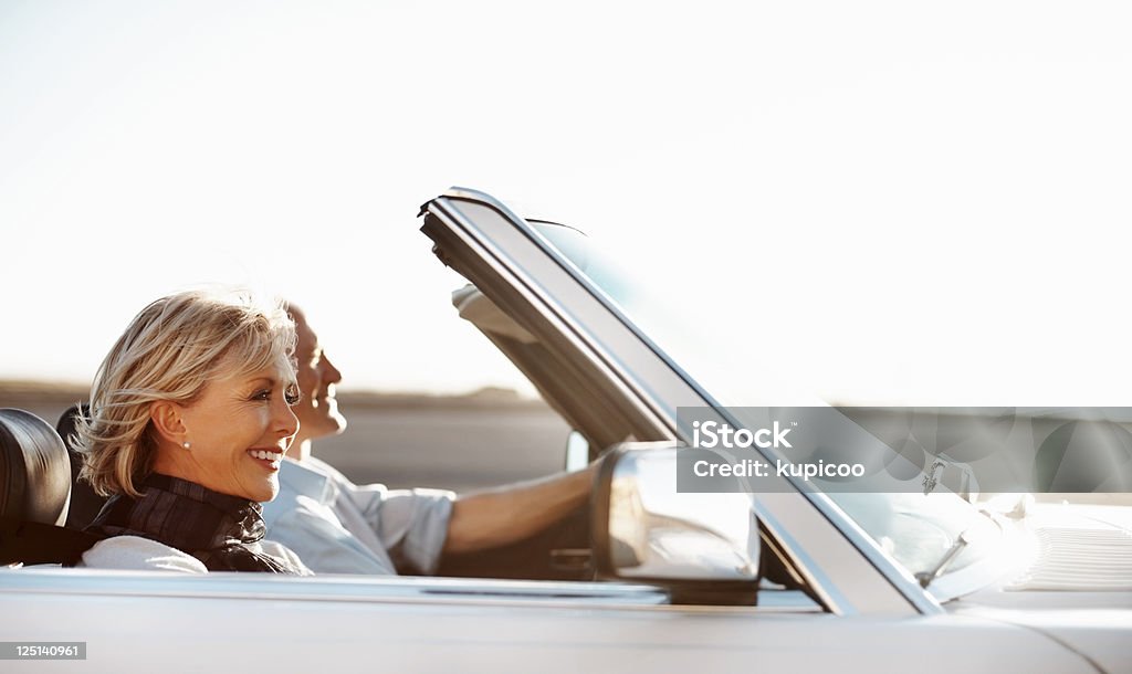 Heureuse femme senior équitation dans une voiture avec son mari. - Photo de Voiture décapotable libre de droits