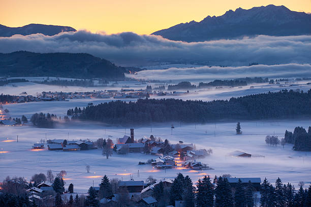 winter-landschaft in bayern, deutschland - weiler im allgau stock-fotos und bilder