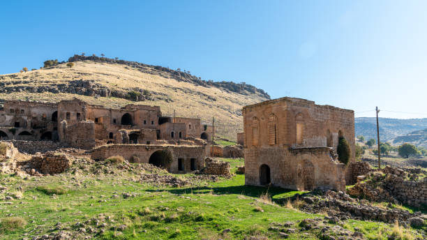 verlassenes syrisches dorf killit dereici, in der nähe der stadt savur, im südosten der türkei - killit stock-fotos und bilder