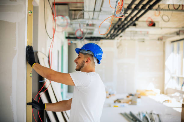 homem está reformando casa e verificando o nível da parede - shelf drill drilling installing - fotografias e filmes do acervo