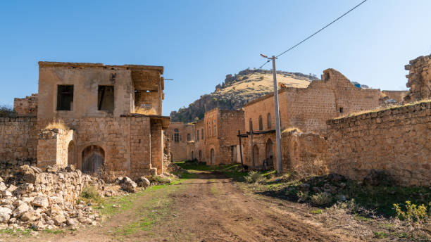 abandoned syriac village of killit dereici, near savur town, in the southeastern turkey - killit imagens e fotografias de stock