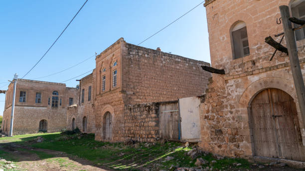 abandoned syriac village of killit dereici, near savur town, in the southeastern turkey - killit imagens e fotografias de stock