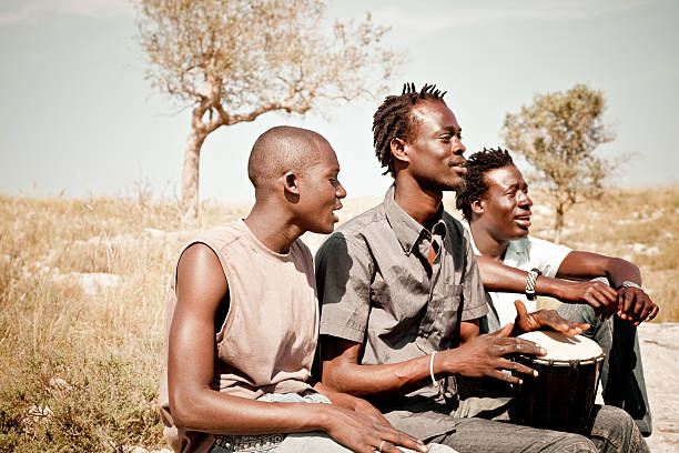 3 つのアフリカン男性が djembe の草地 - ethnic music ストックフォトと画像