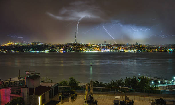 relâmpago do horizonte de istambul - factory night skyline sky - fotografias e filmes do acervo