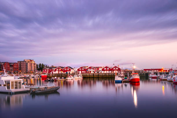 vista del puerto de bodo por la noche en verano, noruega. - condado de nordland fotografías e imágenes de stock