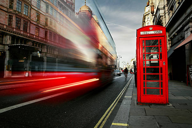 레드 버스 및 전화 부스 런던 - urban scene red diminishing perspective bicycle 뉴스 사진 이미지