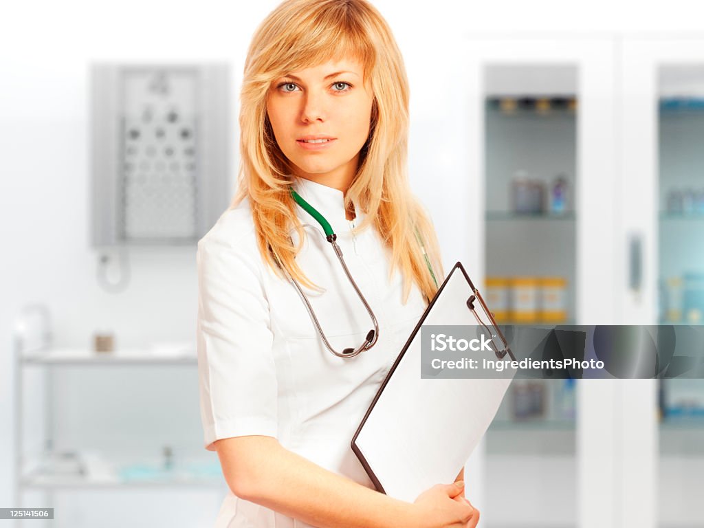 앞에서 미소 짓는 젊은 여성 의사에게 인명별 실험복, 청진기 - 로열티 프리 간호사 스톡 사진