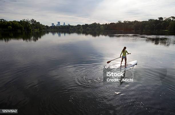 Atletica Donna Canoa Su Un Lago Tranquillo Del Midwest - Fotografie stock e altre immagini di Minneapolis