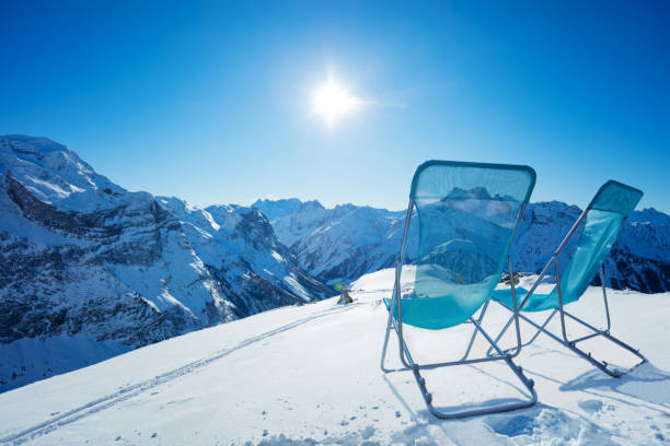 duas cadeiras chaise longue e montanhas de neve, céu - apres ski ski restaurant mountain - fotografias e filmes do acervo