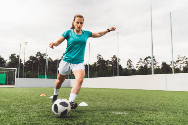 jugadora de fútbol femenino - soccer teenager sport adolescence fotografías e imágenes de stock