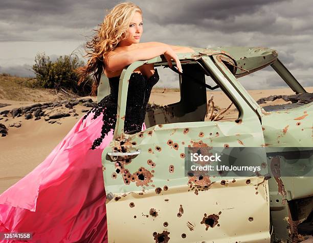 Foto de Beleza E Buracos De Bala e mais fotos de stock de Deserto - Deserto, Buraco de Bala, Carro