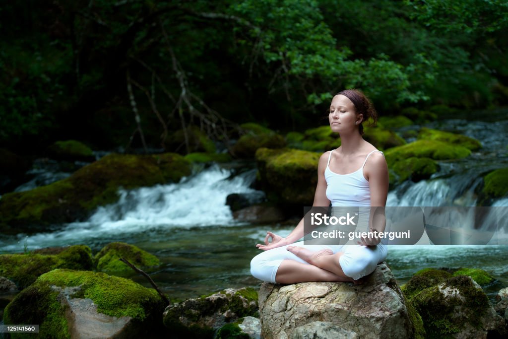 Mulher em pose de ioga meditating em uma montanha - Foto de stock de Alta Áustria royalty-free