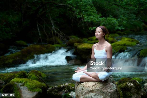 Foto de Mulher Em Pose De Ioga Meditating Em Uma Montanha e mais fotos de stock de Alta Áustria - Alta Áustria, Pessoas, Adulto