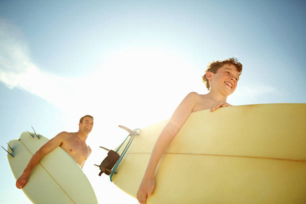父と息子のサーフィンをする - men holding smiling young adult ストックフォトと画像