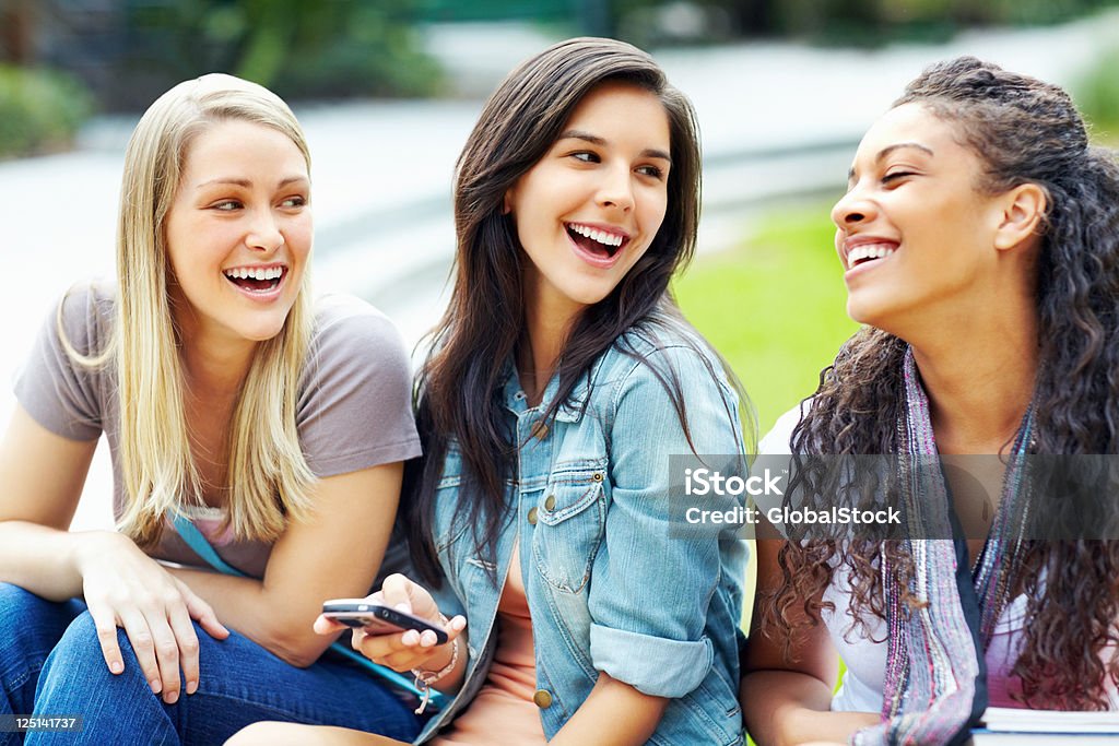 3 つの笑顔のご友人にテキストメッセージ - 学生のロイヤリティフリーストックフォト