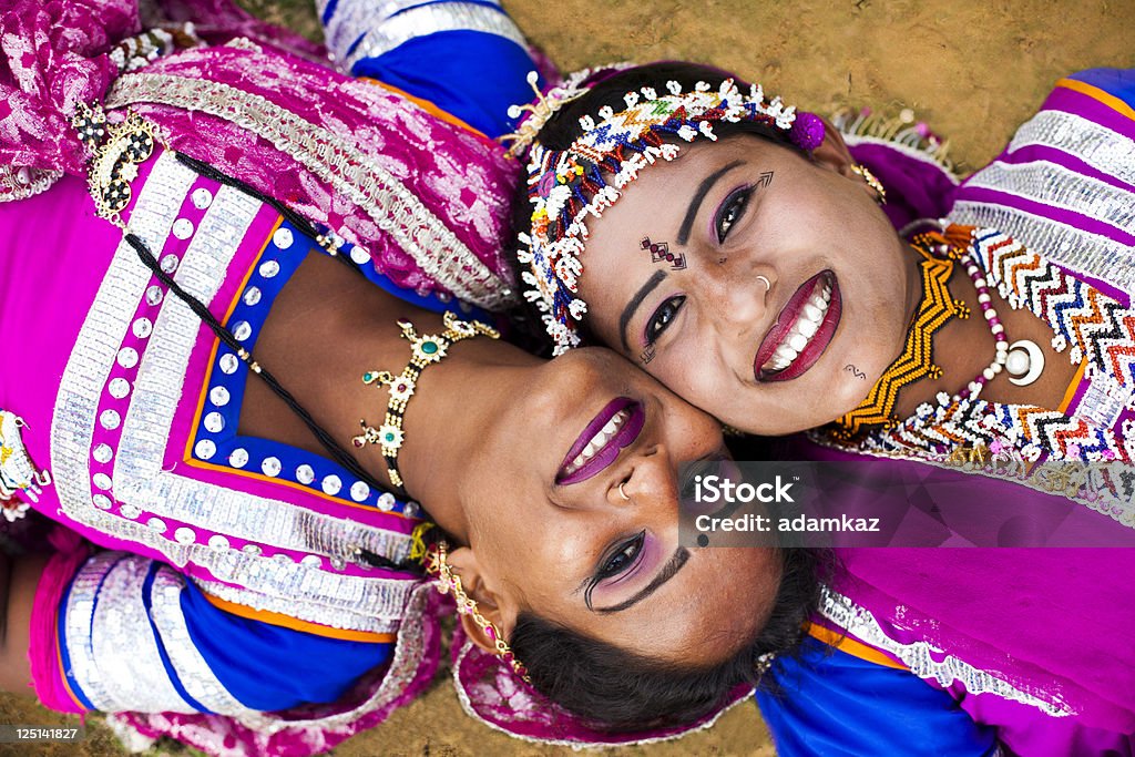 Улыбающегося индийской девушки в Раджастхан Пустыня - Стоковые фото Азиатского и индийского происхождения роялти-фри