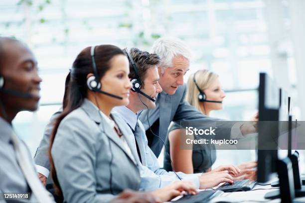 Senior Business Manager Con Rappresentanti In Un Call Center - Fotografie stock e altre immagini di Adulto