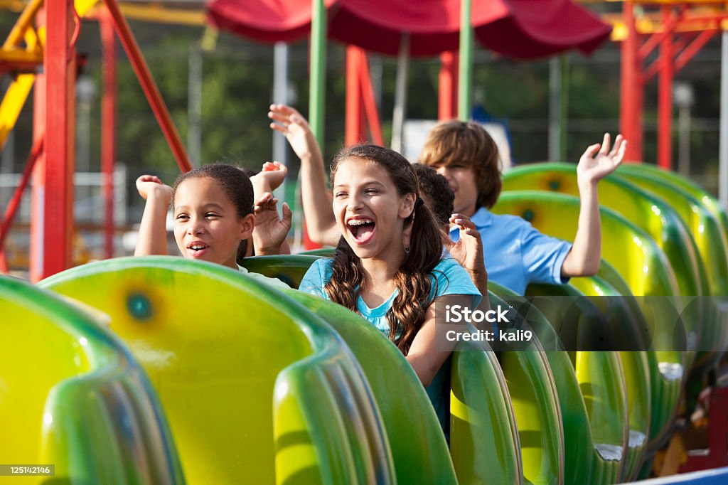 Bambini cavalcare un ottovolante - Foto stock royalty-free di Montagne russe