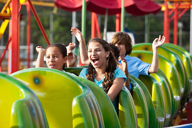 дети, езда на roller coaster - rollercoaster carnival amusement park ride screaming стоковые фото и изображения