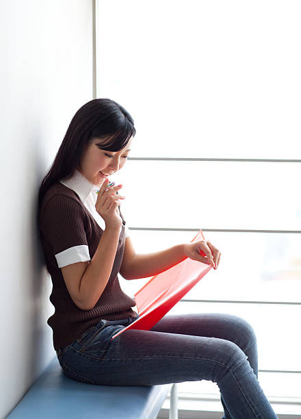 Jovem menina estudando japonês - foto de acervo