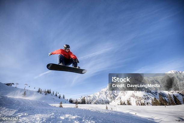 Snowboarder In Midair Stockfoto und mehr Bilder von Snowboard - Snowboard, Snowboardfahren, Hochspringen