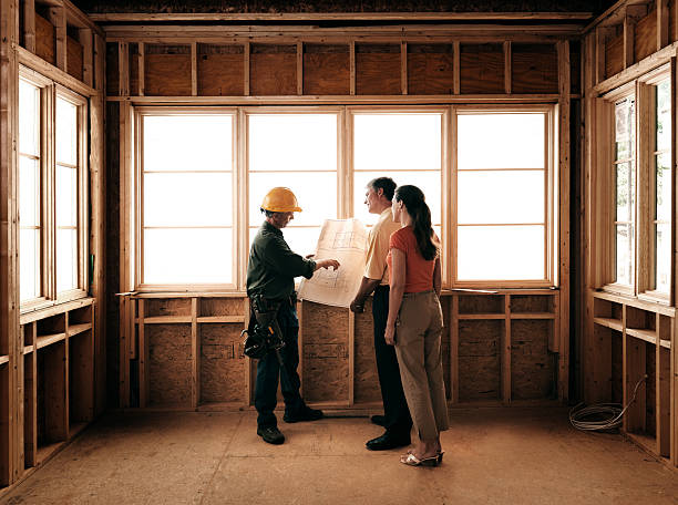 pareja y creador - new home construction fotografías e imágenes de stock