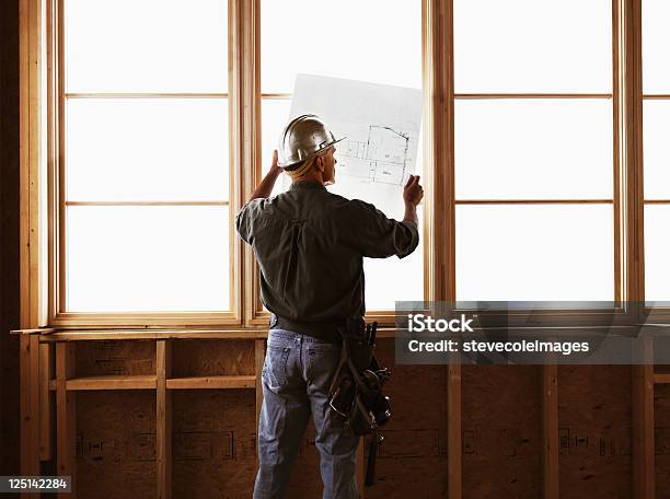 Builder - Fotografias de stock e mais imagens de Retroiluminado - Retroiluminado, Trabalhador Manual, Vista Traseira