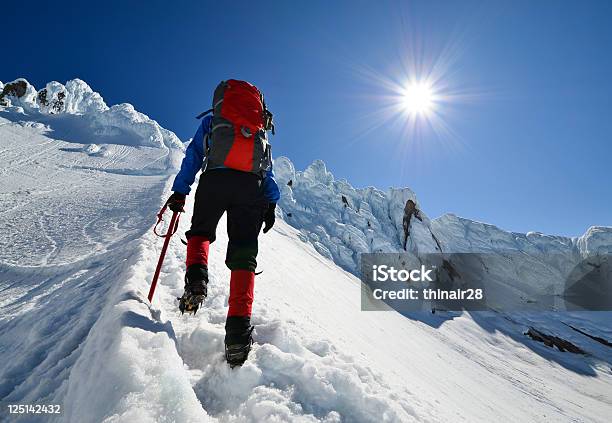 등반하기 볼륨보다 하이킹에 대한 스톡 사진 및 기타 이미지 - 하이킹, 눈-냉동상태의 물, 산