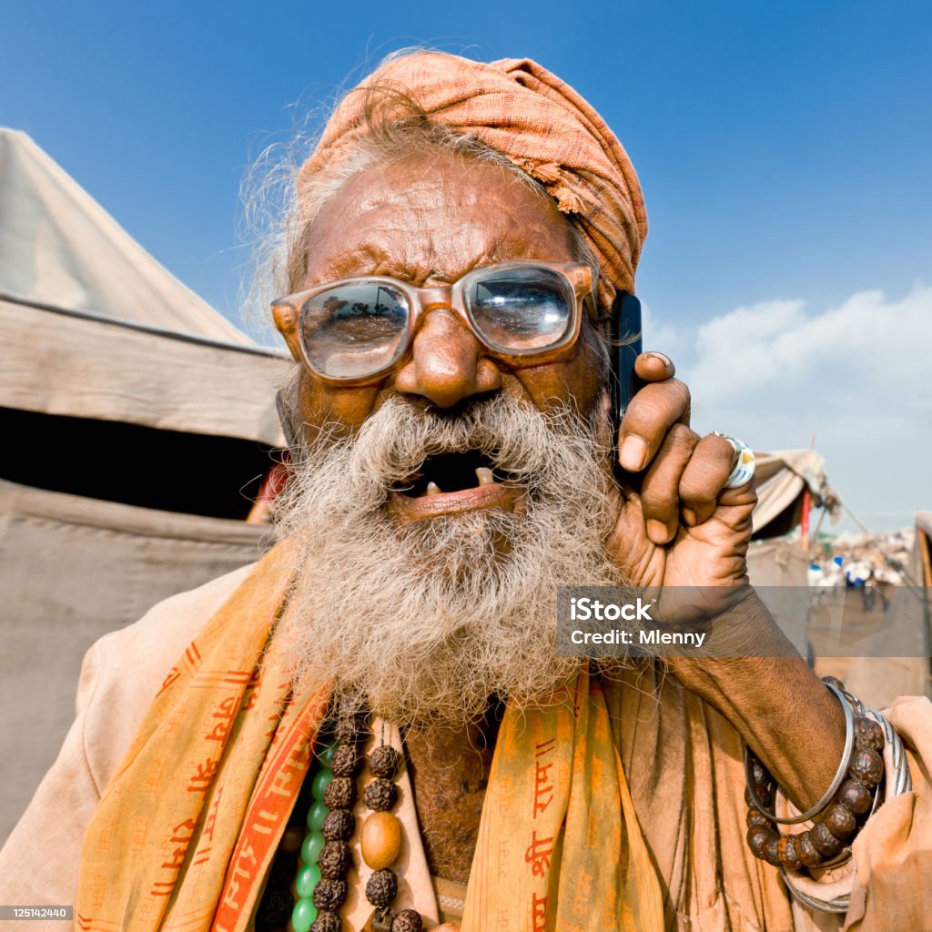 Ekscentryk Indian starszy człowiek za pomocą telefonu komórkowego - Zbiór zdjęć royalty-free (Bieda - Problem społeczny)