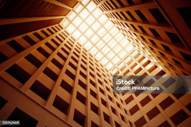 Edifício Moderno Interior - Fotografias de stock e mais imagens de Escritório - Escritório, Moderno, Átrio - Caraterística de Construção