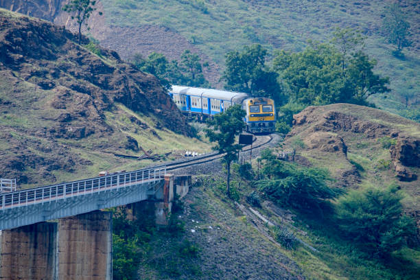 trenes de cercanías india - bus coach bus travel red fotografías e imágenes de stock