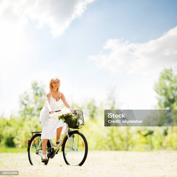 Piękna Kobieta O Blond Włosach Bawi Się Na Rowerze - zdjęcia stockowe i więcej obrazów Bicykl