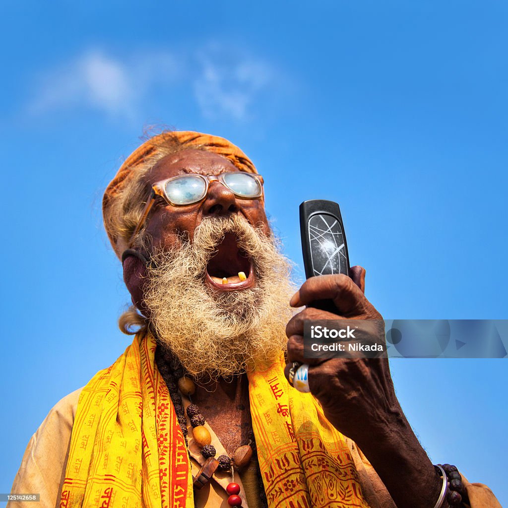 Индийский человек, с помощью мобильного телефона - Стоковые фото Странный роялти-фри