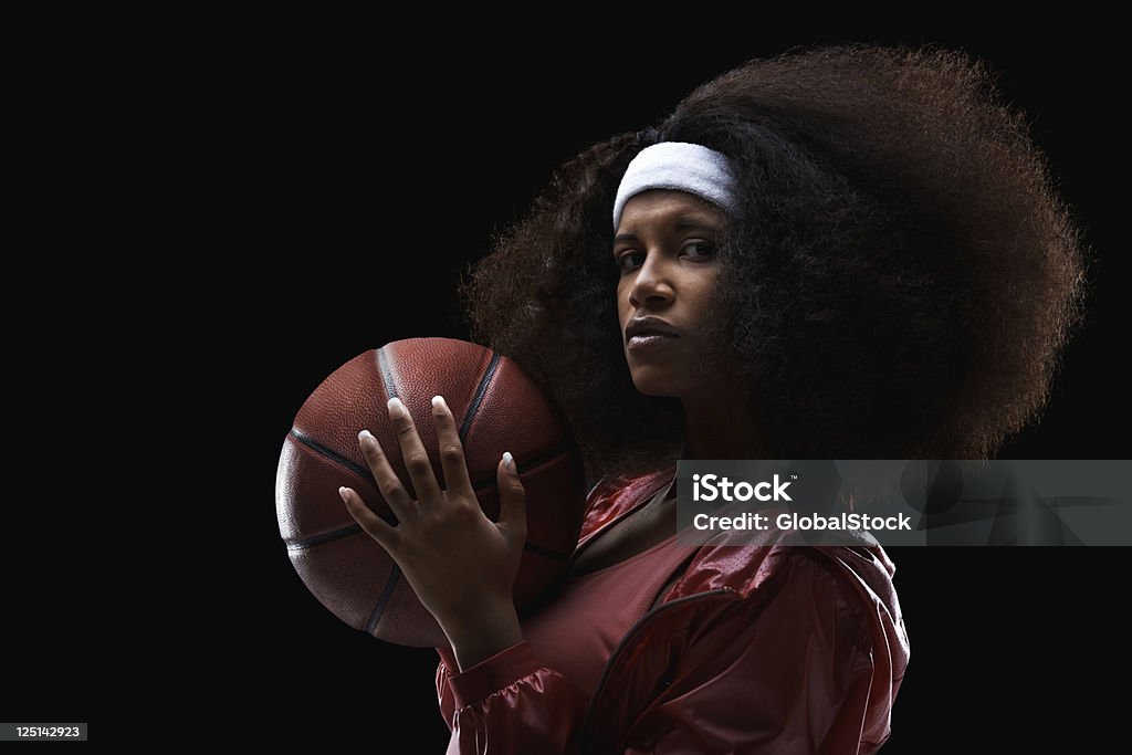 Femmina Giocatore di basket su sfondo nero - Foto stock royalty-free di Donne