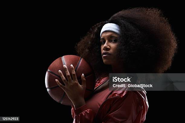 Femmina Giocatore Di Basket Su Sfondo Nero - Fotografie stock e altre immagini di Donne - Donne, Basket, Giocatore di basket