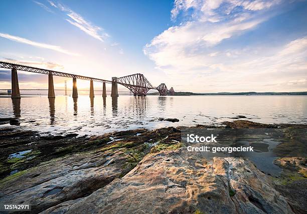 Forth Puentes Al Atardecer Foto de stock y más banco de imágenes de Edimburgo - Edimburgo, Escocia, Paisaje escénico