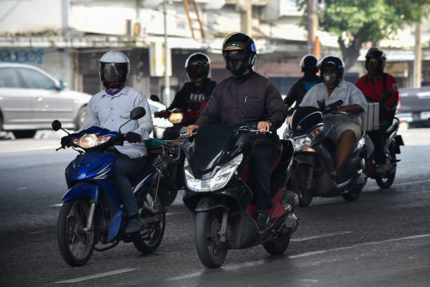 motocyclistes non identifiés à bangkok, thaïlande. les motos sont couramment utilisées comme transport dans toute la thaïlande. - motorcycle motor scooter couple young adult photos et images de collection