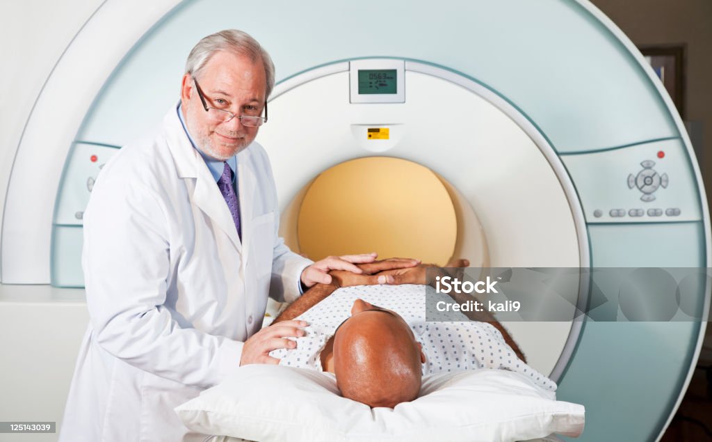 Doutor com paciente fazer Exame de ressonância magnética - Foto de stock de Radiologista royalty-free