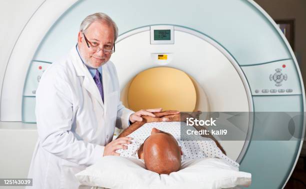 Foto de Doutor Com Paciente Fazer Exame De Ressonância Magnética e mais fotos de stock de Radiologista
