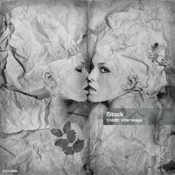 Baciare Le Pagine - Fotografie stock e altre immagini di Bianco e nero - Bianco e nero, Donne, Bizzarro