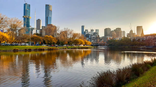 мельбурн осенью - melbourne cityscape clear sky day стоковые фото и изображения