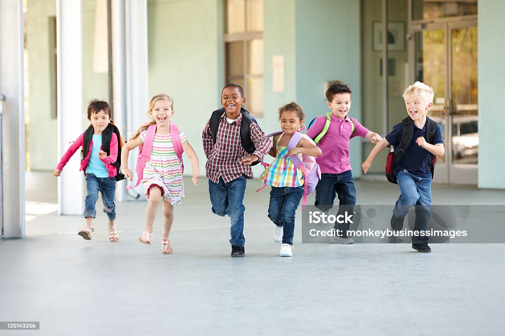 Gruppe von elementaren Schülern Running außerhalb Jahren - Lizenzfrei Kind Stock-Foto