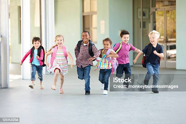 Elementary Age 小学校低学年子供のグループランニングで - 子供のストックフォトや画像を多数ご用意 - 子供, 校舎, 教育