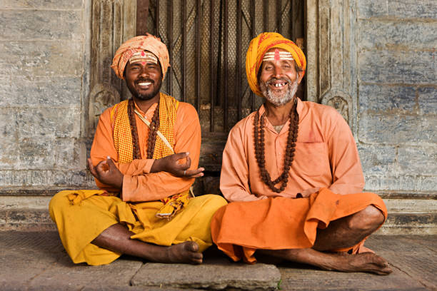 sadhu-indian holymen seduto nel tempio - casita foto e immagini stock