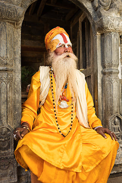 sadhu-indian holyman siedzi w temple - indian culture guru sadhu hinduism zdjęcia i obrazy z banku zdjęć